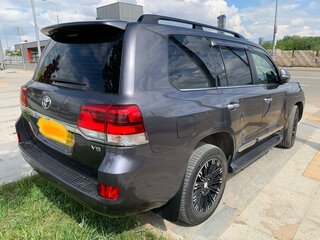 2017 Toyota Land Cruiser 200 Series Рестайлинг 2, серый, 5750000 рублей, вид 4
