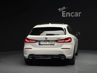 2021 BMW 1 серии 118d III (F40), белый, 2410000 рублей, вид 4