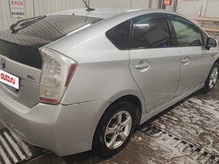 2010 Toyota Prius III (XW30), серебристый, 1100000 рублей, вид 5