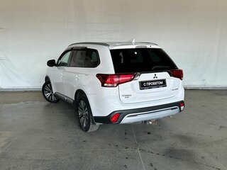 2019 Mitsubishi Outlander III Рестайлинг 3, белый, 1968000 рублей, вид 4