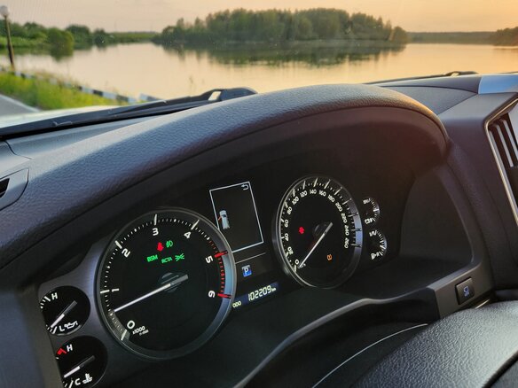2015 Toyota Land Cruiser 200 Series Рестайлинг 2, белый - вид 12