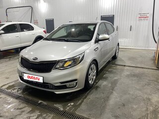 2017 Kia Rio III Рестайлинг, серебристый, 1200000 рублей, вид 2