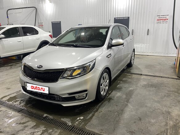 2017 Kia Rio III Рестайлинг, серебристый, 1200000 рублей - вид 1