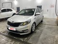 2017 Kia Rio III Рестайлинг, серебристый, 1200000 рублей - вид 1