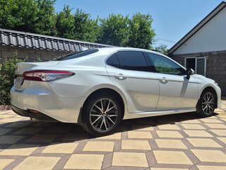 2021 Toyota Camry VIII (XV70) Рестайлинг, белый, 3365000 рублей, вид 4