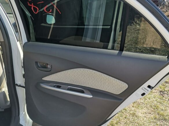 2010 Toyota Belta I, белый, 825000 рублей - вид 7