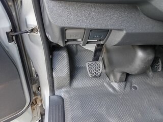 2015 Toyota HiAce H200 Рестайлинг, серебристый, 3890000 рублей, вид 3