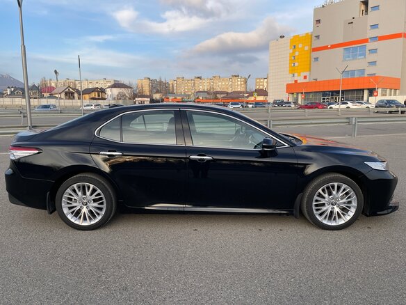 2021 Toyota Camry VIII (XV70), чёрный, 4500000 рублей - вид 3