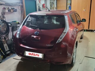 2012 Nissan Leaf I (ZE0/AZE0), красный, 960000 рублей, вид 5