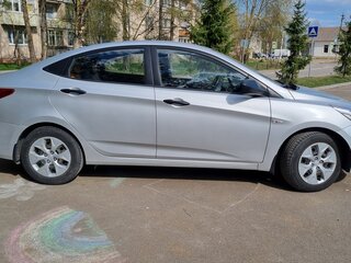 2015 Hyundai Solaris I Рестайлинг, серебристый, 720000 рублей, вид 4
