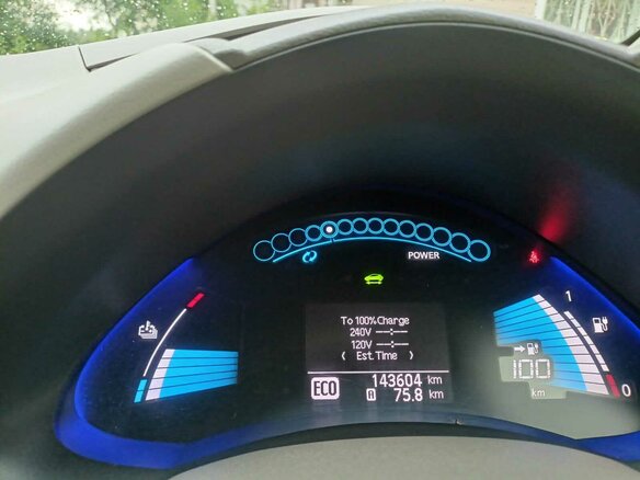 2012 Nissan Leaf (EM61) I (ZE0/AZE0), серый, 750000 рублей - вид 4