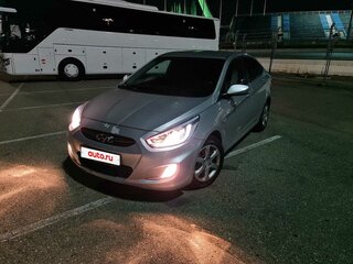 2013 Hyundai Solaris I, серебристый, 850000 рублей, вид 2