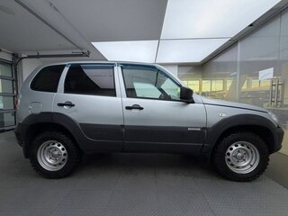2018 Chevrolet Niva I Рестайлинг, серебристый, 680000 рублей, вид 4