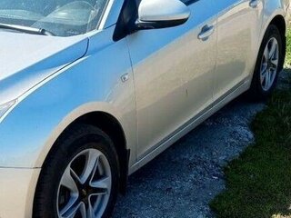 2013 Chevrolet Cruze I Рестайлинг, серебристый, 700000 рублей, вид 2