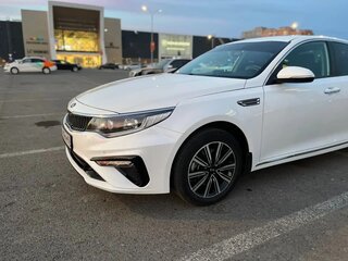 2019 Kia Optima IV Рестайлинг, белый, 1680000 рублей, вид 1