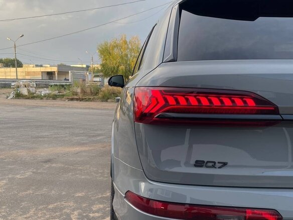 2023 Audi Q7 50 TDI II (4M) Рестайлинг, серый, 9500000 рублей - вид 2