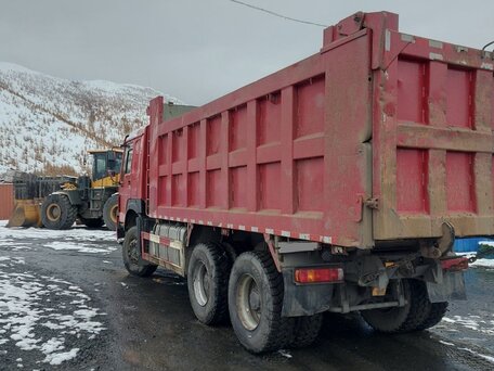 2020 Sinotruk Howo ZZ3327, красный, 4000000 рублей, вид 4