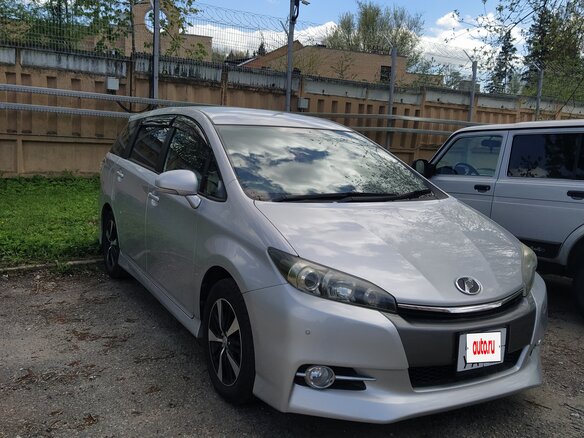 2012 Toyota Wish II Рестайлинг, серебристый, 1700000 рублей - вид 2