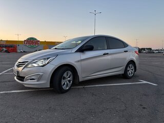 2014 Hyundai Solaris I Рестайлинг, серебристый, 900000 рублей, вид 1