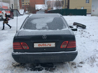 1995 Mercedes-Benz E-Класс 320 II (W210, S210), чёрный, 199000 рублей, вид 5