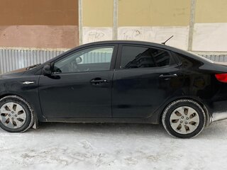 2013 Kia Rio 5-speed III, чёрный, 950000 рублей, вид 4