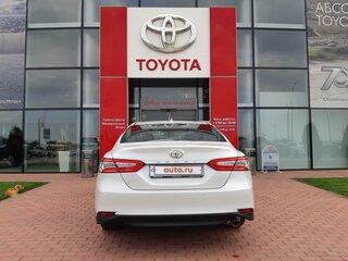 2021 Toyota Camry VIII (XV70) Рестайлинг, белый, 4000000 рублей, вид 3