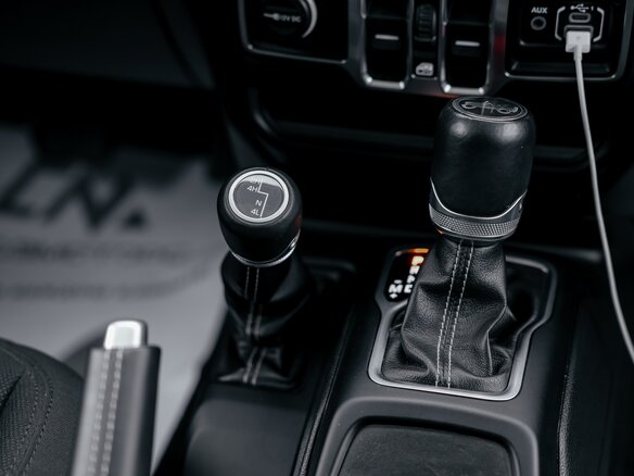 2018 Jeep Wrangler IV (JL), серый, 4990000 рублей - вид 5