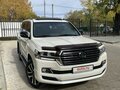 2017 Toyota Land Cruiser 200 Series Рестайлинг 2, белый, 8800000 рублей - вид 4