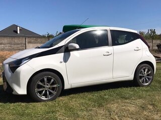 2019 Toyota Aygo II Рестайлинг, белый, 937500 рублей, вид 3