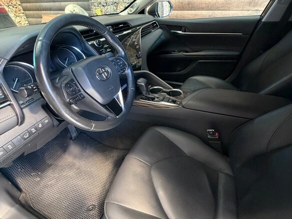 2019 Toyota Camry VIII (XV70), чёрный, 2550000 рублей - вид 3
