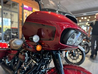 2023 Harley-Davidson Road Glide, пурпурный, 3690000 рублей, вид 2