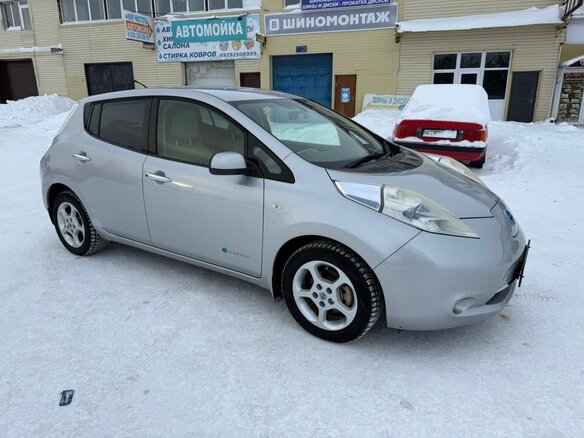 2011 Nissan Leaf (EM61) I (ZE0/AZE0), серый, 625000 рублей - вид 2