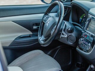 2014 Mitsubishi Outlander PHEV III, серебристый, 1830000 рублей, вид 4