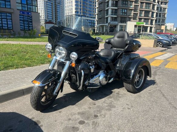 2022 Harley-Davidson Tri Glide, чёрный, 3396192 рублей