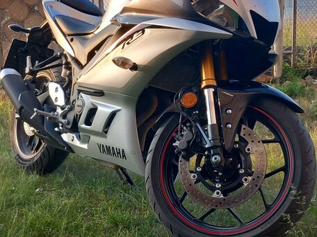 2020 Yamaha YZF-R3, серебристый, 600000 рублей, вид 1