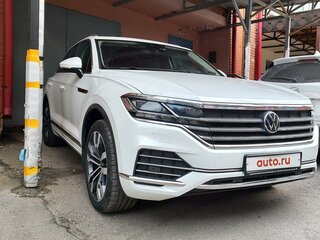 2021 Volkswagen Touareg III, белый, 5800000 рублей, вид 2