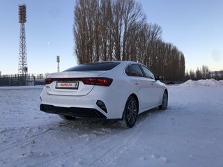 2023 Kia Cerato IV Рестайлинг, белый, 2400000 рублей, вид 3