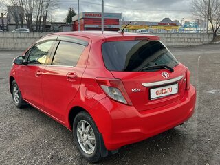 2011 Toyota Vitz III (XP130), красный, 790000 рублей, вид 5