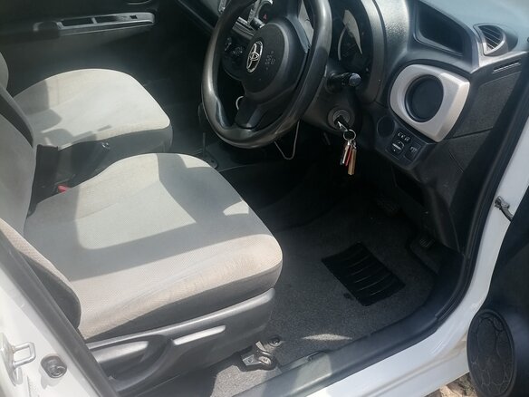 2012 Toyota Vitz III (XP130), белый, 580000 рублей - вид 8