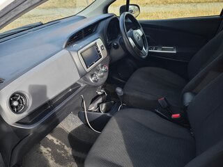 2016 Toyota Vitz III (XP130) Рестайлинг, белый, 900000 рублей, вид 3
