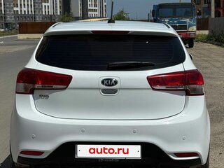 2017 Kia Rio III Рестайлинг, белый, 900000 рублей, вид 4