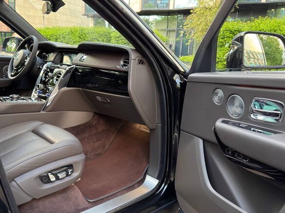 2022 Rolls-Royce Cullinan I (Series I), коричневый, 28450000 рублей - вид 29