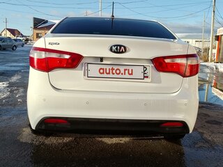 2013 Kia Rio 4-speed III, белый, 1200000 рублей, вид 3