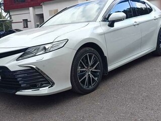 2021 Toyota Camry VIII (XV70) Рестайлинг, белый, 4555000 рублей, вид 2