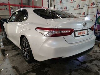 2021 Toyota Camry VIII (XV70) Рестайлинг, белый, 3400000 рублей, вид 4