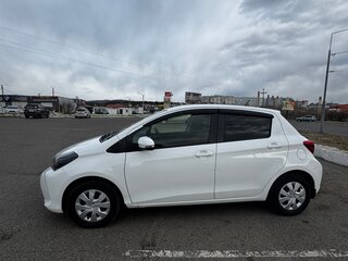 2015 Toyota Vitz III (XP130) Рестайлинг, белый, 800000 рублей, вид 3