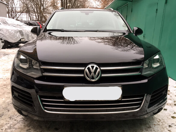 2014 Volkswagen Touareg II, чёрный - вид 1