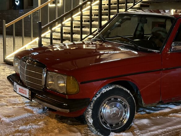 1981 Mercedes-Benz W123 200 4-speed, красный - вид 1