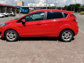 2016 Ford Fiesta Mk6 Рестайлинг, красный, 900000 рублей, вид 4