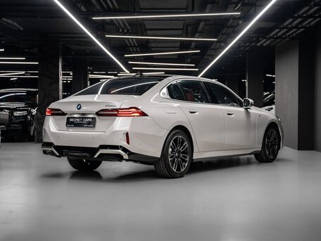 2024 BMW 5 серии Long 530Li VIII (G60/G61/G68), белый, 6680000 рублей, вид 5